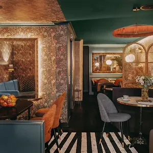 Snob Hotel